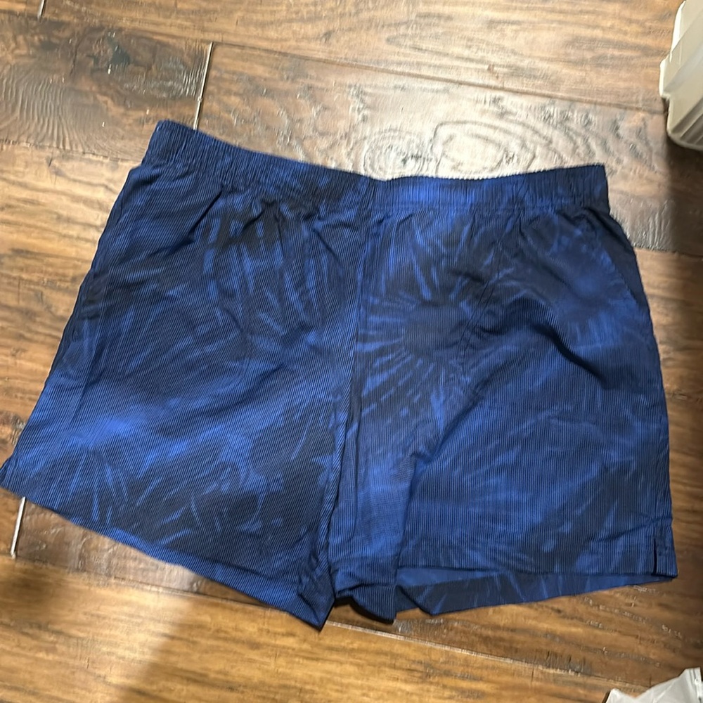 Like new! Columbia women’s size large hiking shorts blue/ black